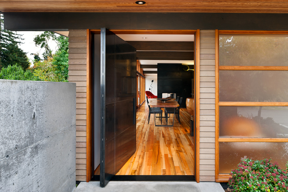 Mid-Century Haustür mit Drehtür und schwarzer Haustür in Seattle