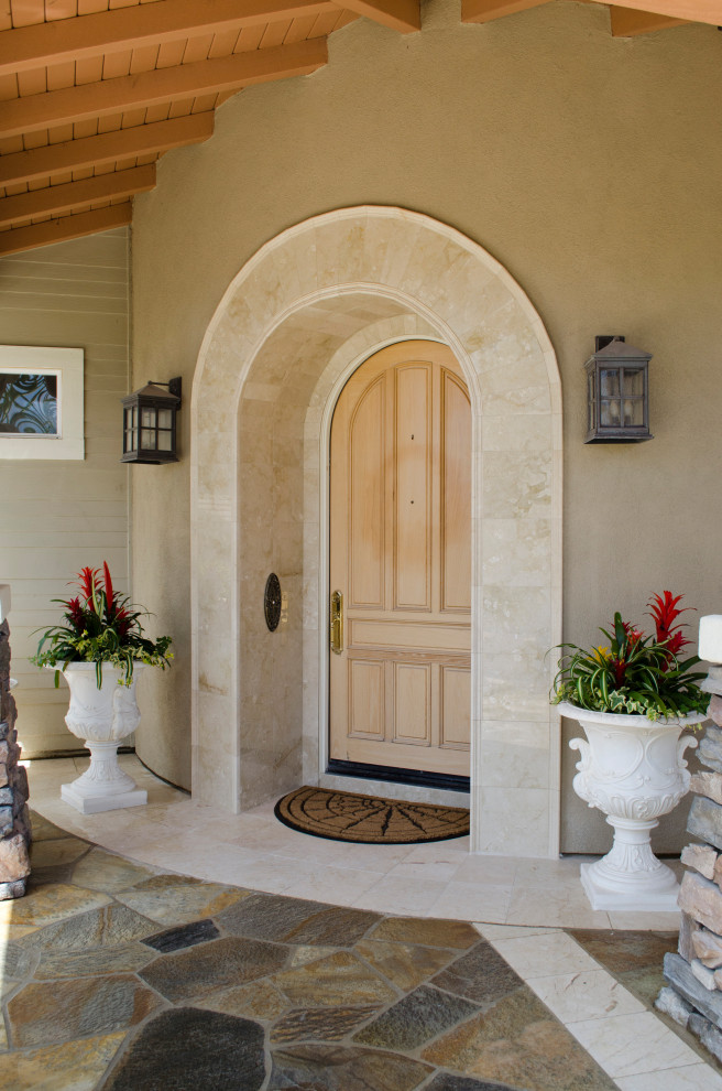 Foto de puerta principal mediterránea, grande, con paredes marrones, puerta simple, puerta de madera clara y suelo multicolor