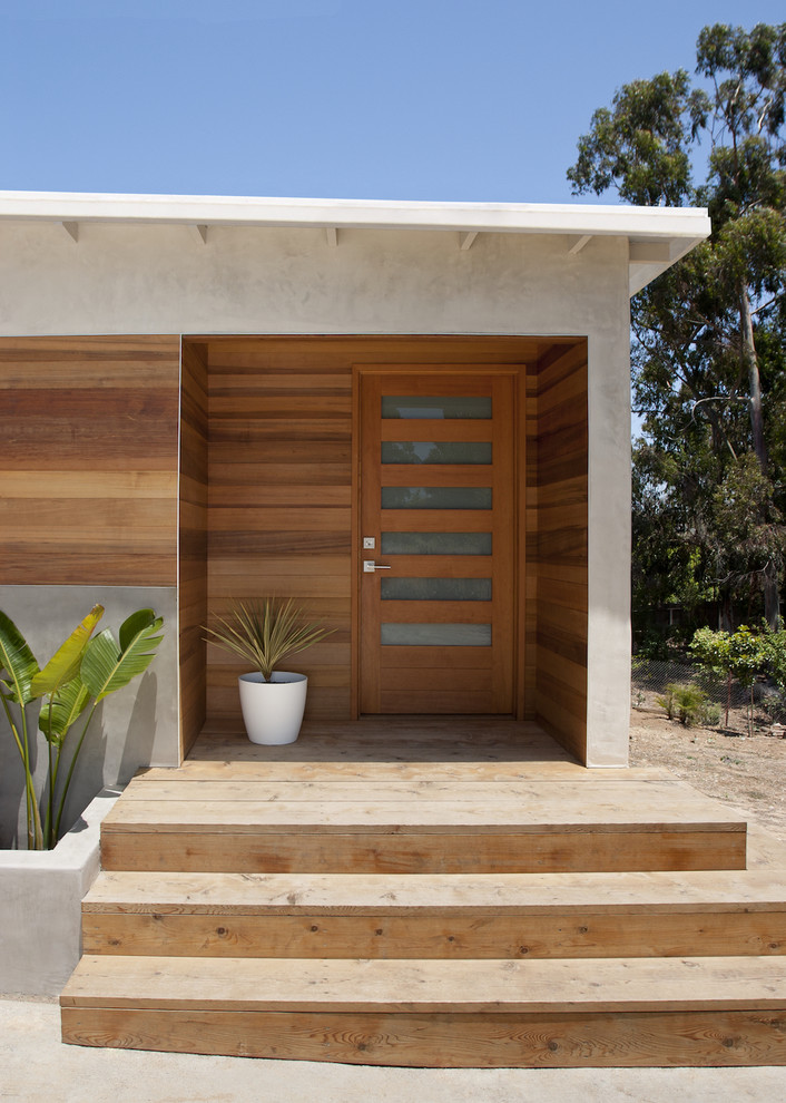Moderne Haustür mit Einzeltür und hellbrauner Holzhaustür in San Diego