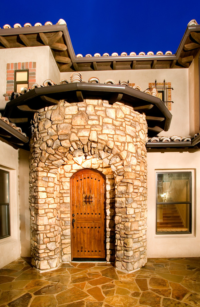 Mediterrane Haustür mit Einzeltür und hellbrauner Holzhaustür in San Diego