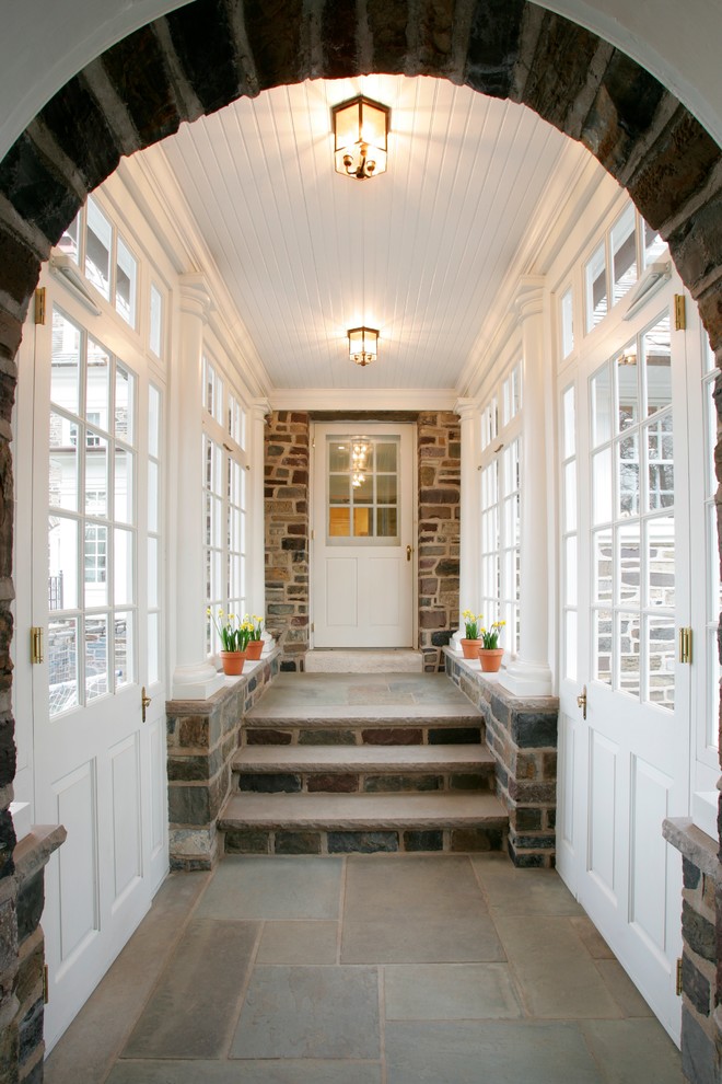 Ejemplo de vestíbulo clásico de tamaño medio con paredes blancas, puerta simple y puerta blanca