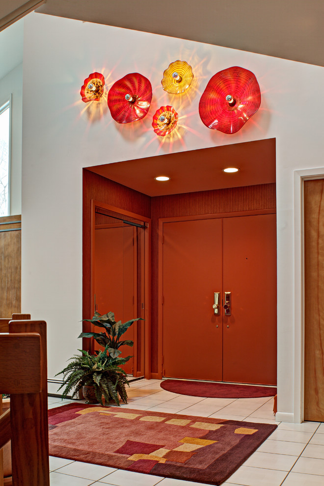 Inspiration pour une grande porte d'entrée design avec un mur blanc, un sol en carrelage de céramique, une porte double et une porte orange.