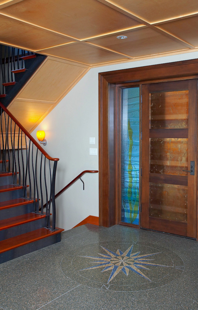 Mittelgroßes Modernes Foyer mit weißer Wandfarbe, Betonboden, Einzeltür, Haustür aus Metall, grauem Boden und Holzdecke in Seattle