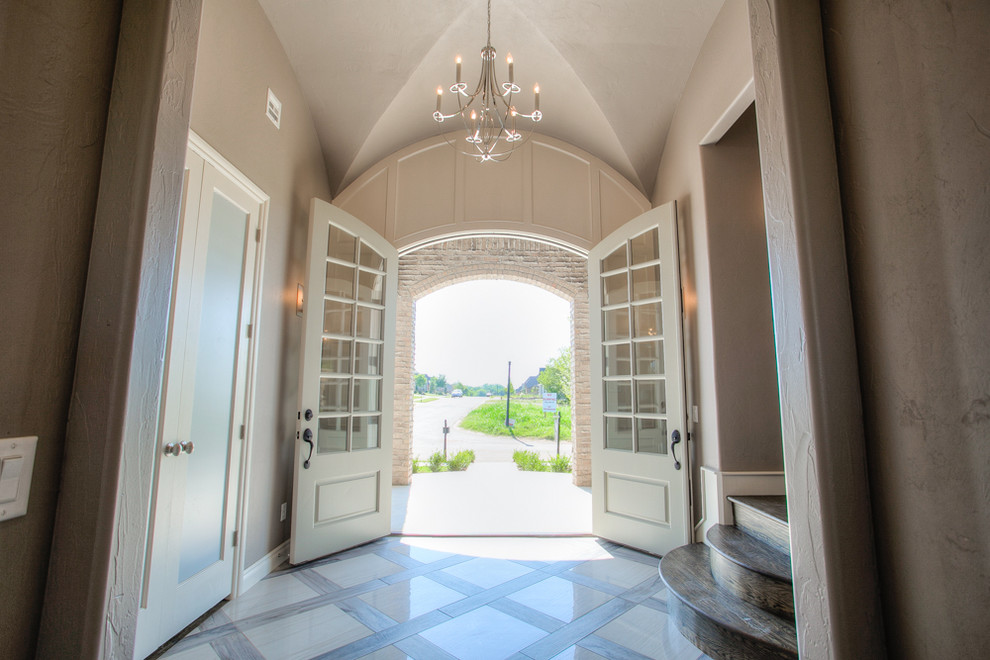 English Spec House Classique Entrée Oklahoma City par Jaggers Home Design Houzz