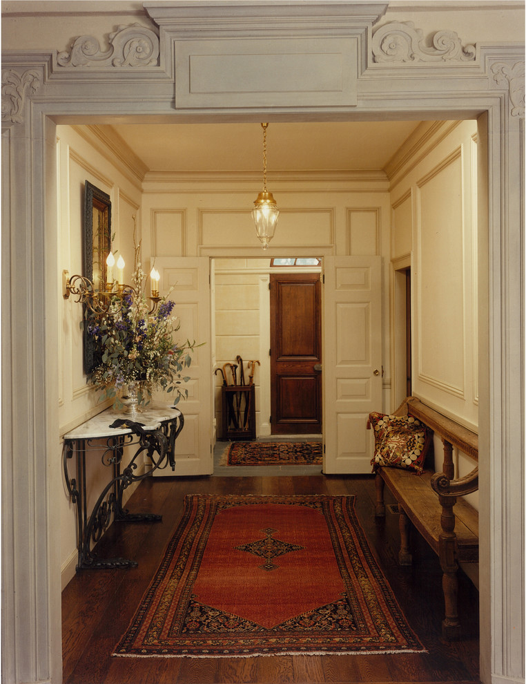 На фото: вестибюль в стиле рустика с входной дверью из темного дерева с