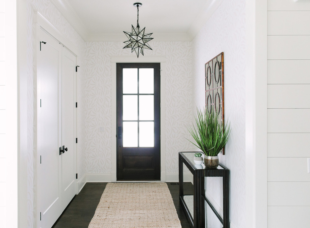 Стильный дизайн: входная дверь среднего размера в стиле кантри с белыми стенами, темным паркетным полом, одностворчатой входной дверью и стеклянной входной дверью - последний тренд