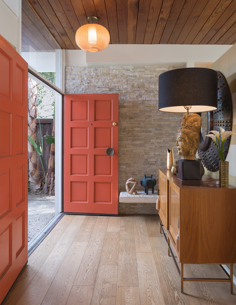 Inredning av en klassisk mellanstor ingång och ytterdörr, med klinkergolv i keramik, en dubbeldörr, en röd dörr, brunt golv och beige väggar