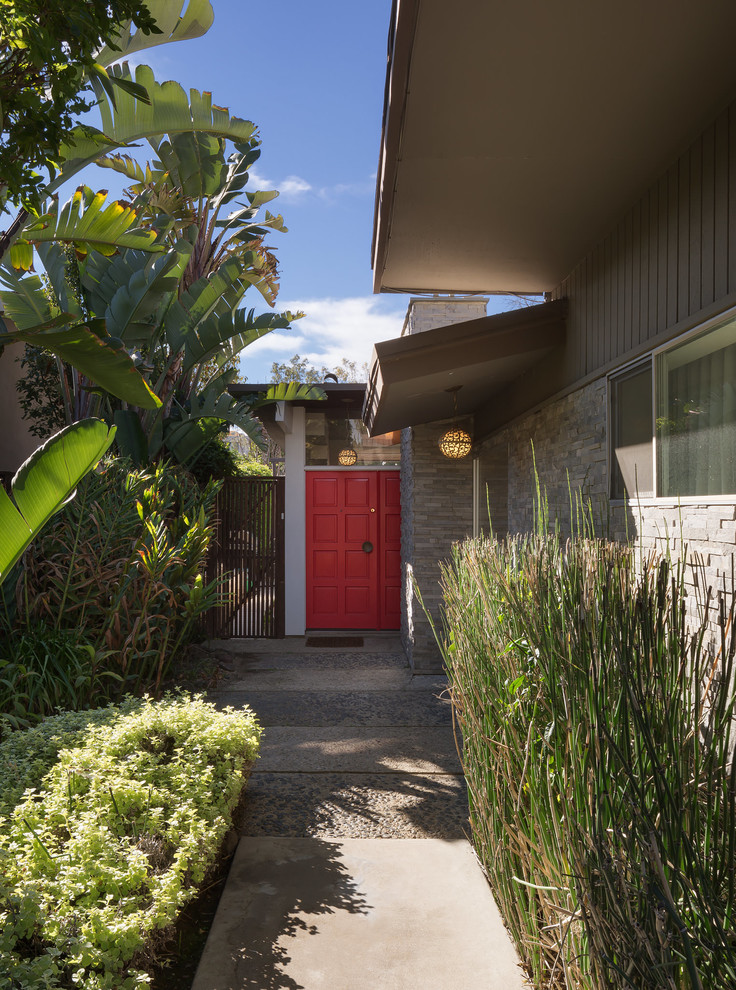Foto de puerta principal minimalista de tamaño medio con puerta doble y puerta roja