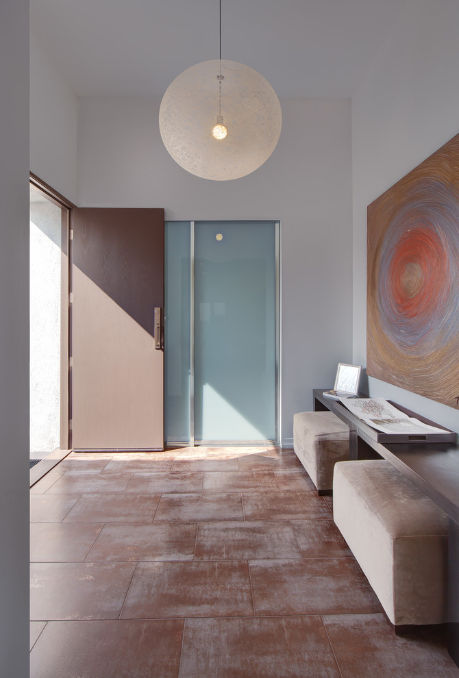 Modernes Foyer mit weißer Wandfarbe, Porzellan-Bodenfliesen, Doppeltür, dunkler Holzhaustür und braunem Boden in Sonstige