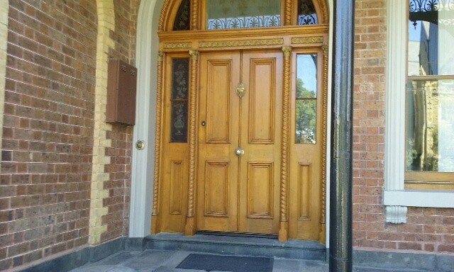 メルボルンにあるヴィクトリアン調のおしゃれな玄関の写真