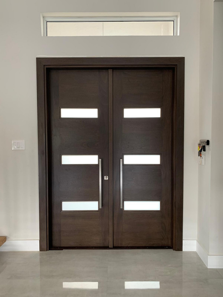 Ejemplo de puerta principal minimalista con paredes beige, suelo de mármol, puerta doble, puerta de madera en tonos medios y suelo beige