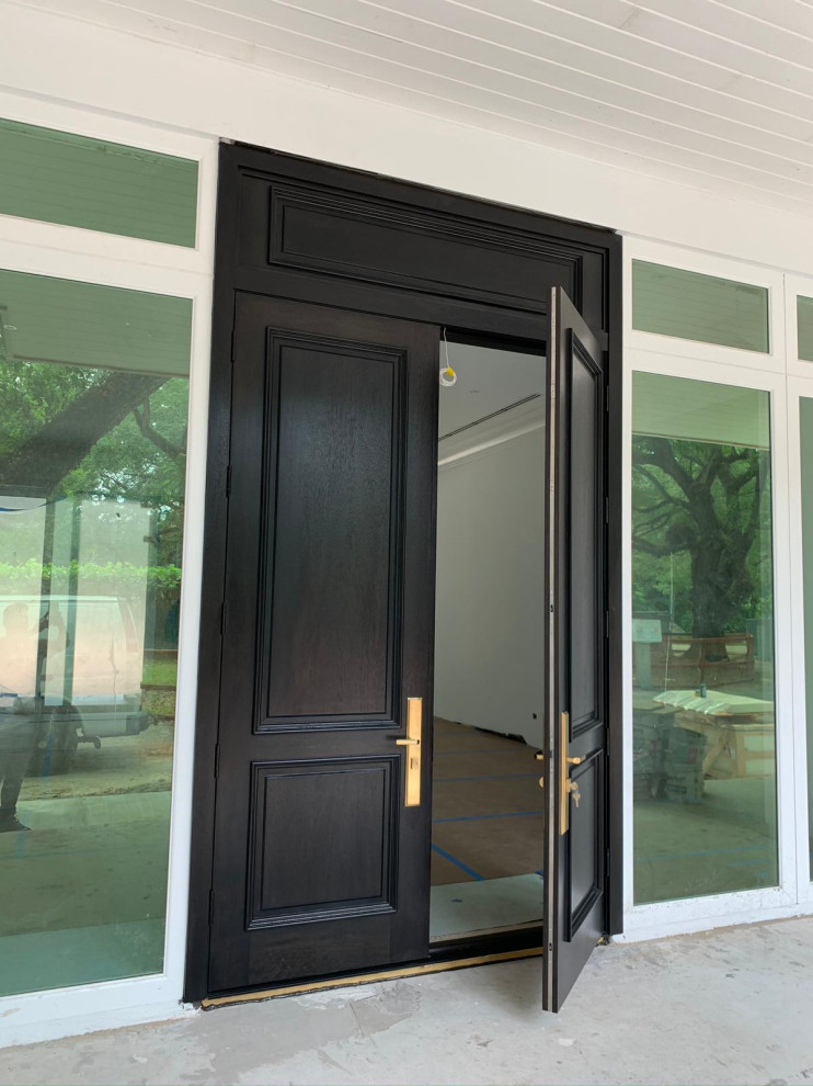 Idee per una porta d'ingresso moderna con una porta a due ante, una porta in legno scuro e soffitto in legno