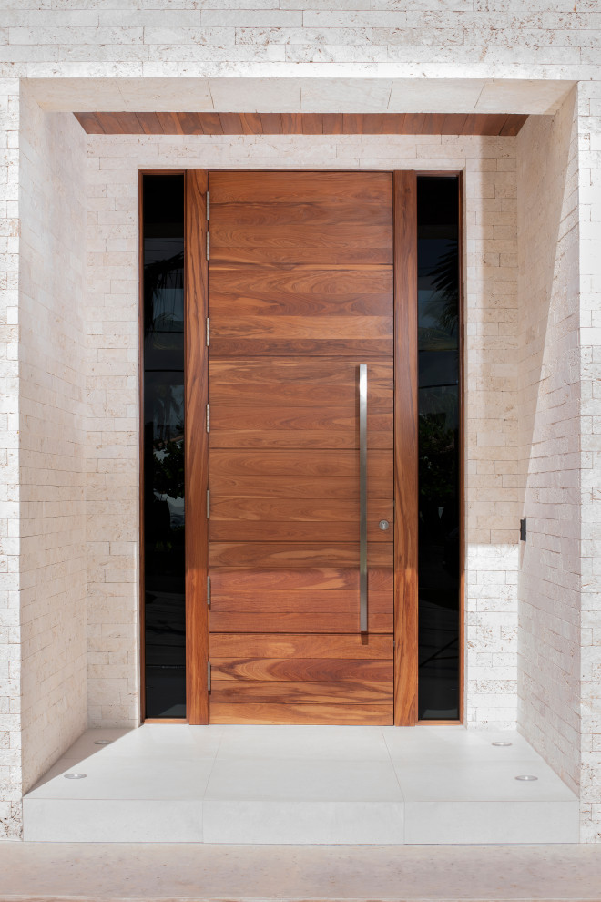 Inspiration pour une porte d'entrée minimaliste avec un mur beige, un sol en carrelage de porcelaine, une porte simple, une porte en bois brun, un sol blanc, un plafond en bois et un mur en parement de brique.