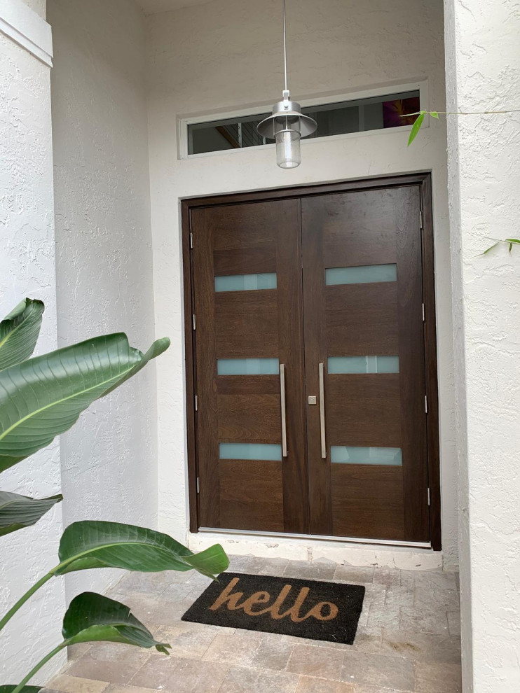 Moderne Haustür mit beiger Wandfarbe, Terrakottaboden, Doppeltür, hellbrauner Holzhaustür und beigem Boden in Miami