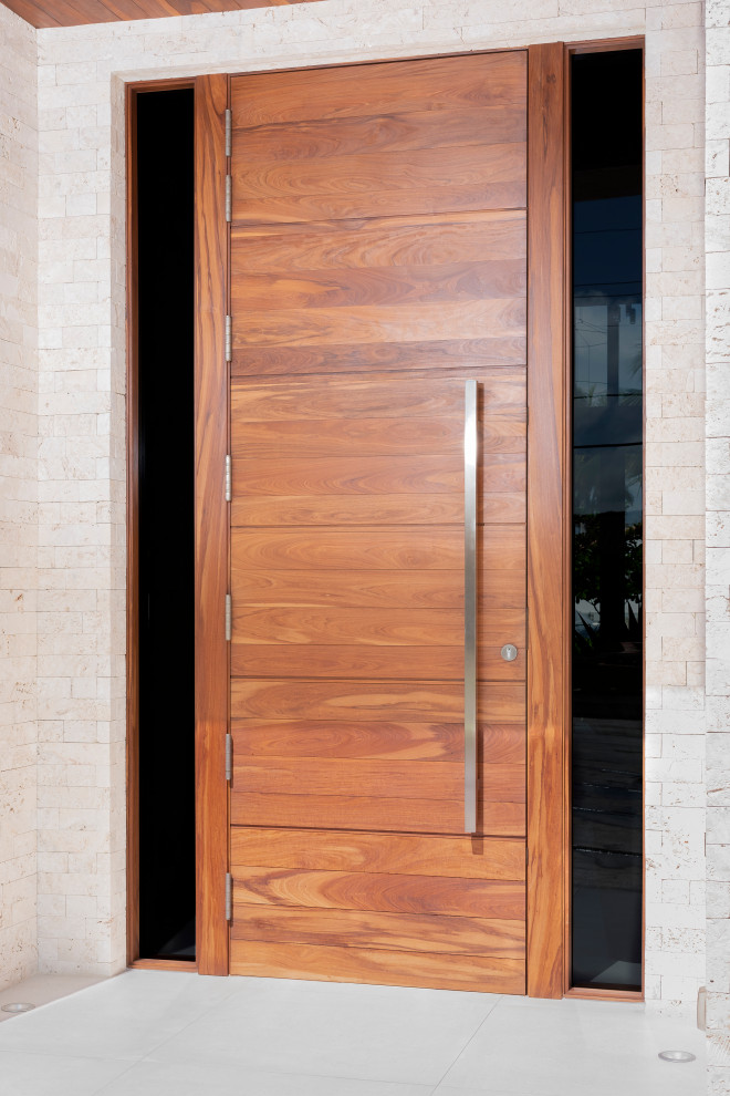 Immagine di una porta d'ingresso moderna con pareti beige, pavimento in gres porcellanato, una porta singola, una porta in legno bruno, pavimento bianco e soffitto in legno