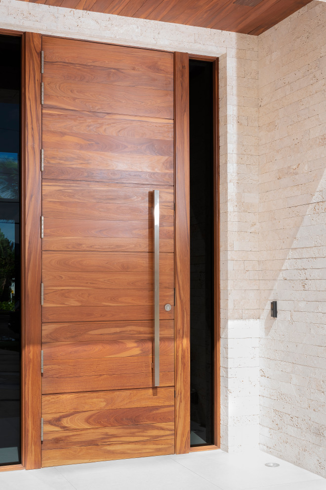Réalisation d'une porte d'entrée minimaliste avec un mur beige, un sol en carrelage de porcelaine, une porte simple, une porte en bois brun, un sol blanc et un plafond en bois.
