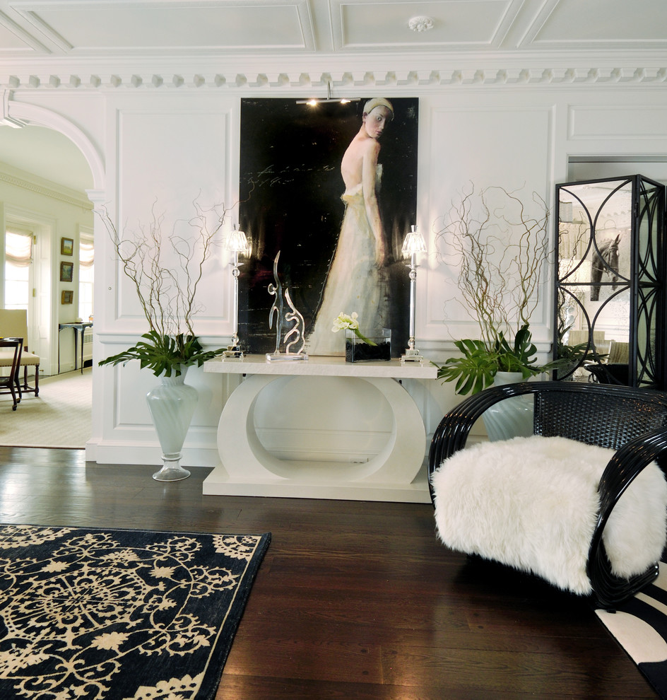Источник вдохновения для домашнего уюта: огромное фойе в современном стиле с белыми стенами и темным паркетным полом