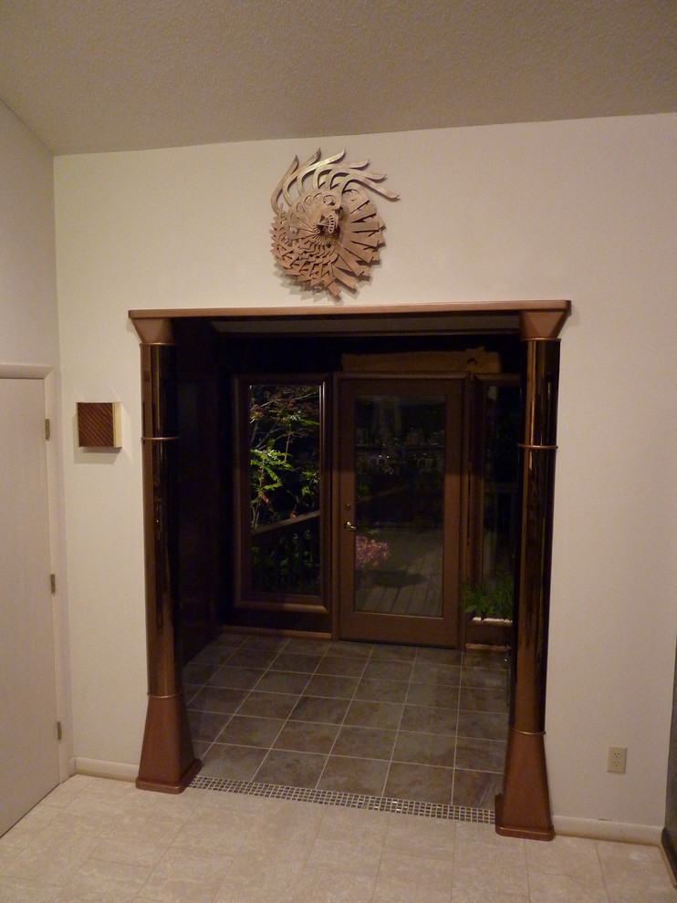 Immagine di un ingresso design di medie dimensioni con pavimento in gres porcellanato, una porta singola e pavimento grigio