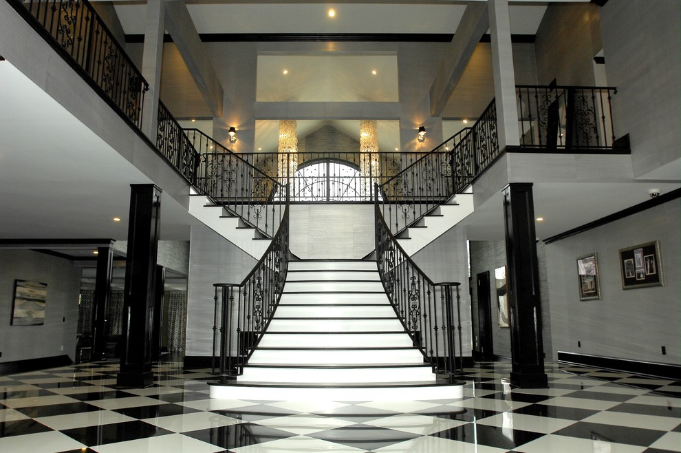 Großes Modernes Foyer mit grauer Wandfarbe, Granitboden und Doppeltür in New York