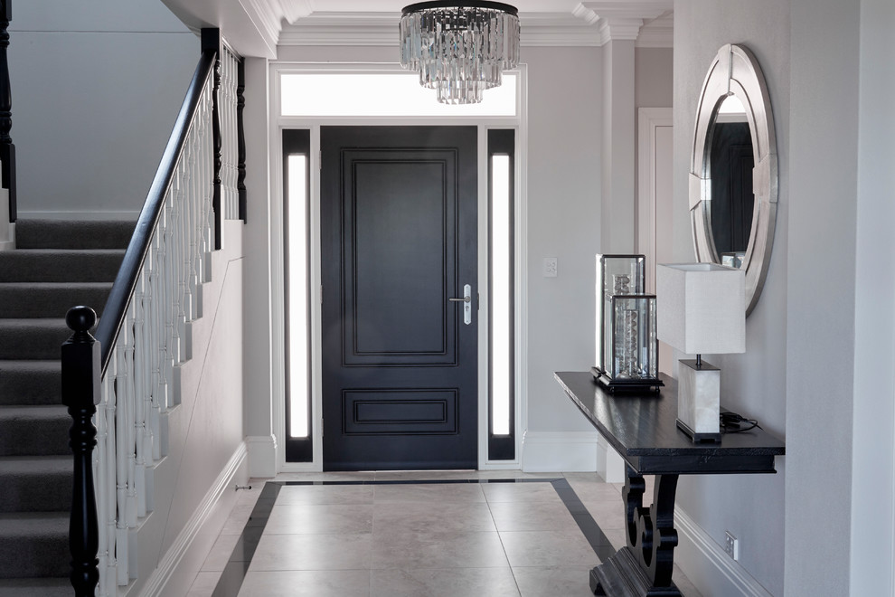 На фото: большая входная дверь в классическом стиле с серыми стенами, полом из керамической плитки, одностворчатой входной дверью, черной входной дверью и бежевым полом с