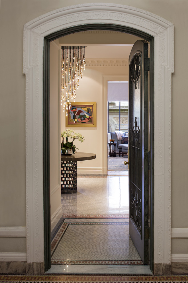 Großer Moderner Eingang mit Korridor, weißer Wandfarbe, Marmorboden, Einzeltür und Haustür aus Metall in New York