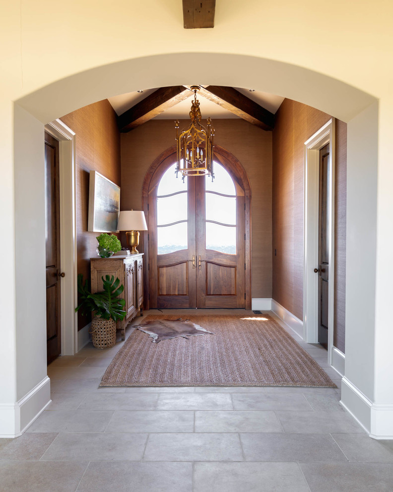 Foto på en mycket stor rustik ingång och ytterdörr, med beige väggar, travertin golv, en dubbeldörr, en brun dörr och beiget golv