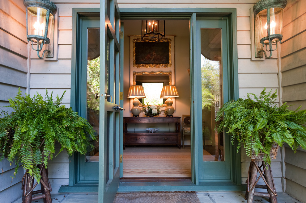 シャーロットにあるトラディショナルスタイルのおしゃれな玄関 (緑のドア) の写真