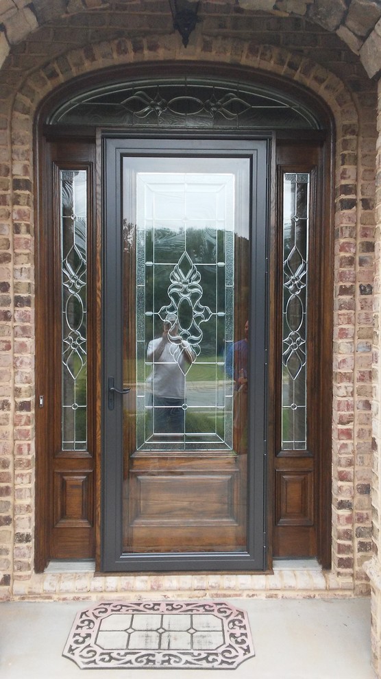 Ejemplo de puerta principal clásica grande con puerta simple y puerta marrón
