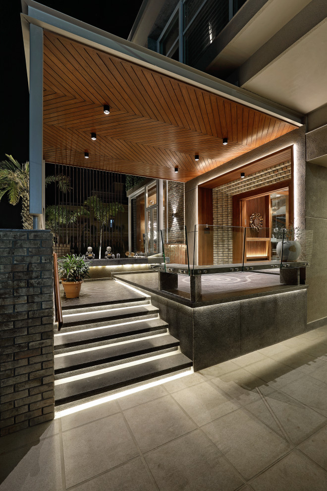 Inspiration for a contemporary entrance in Ahmedabad.