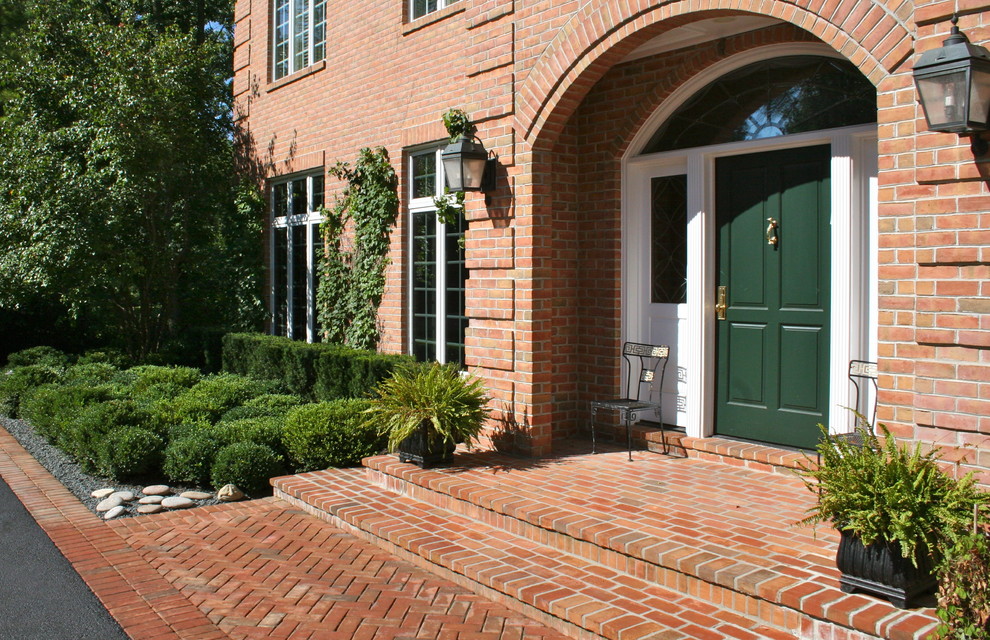 Idées déco pour une porte d'entrée contemporaine de taille moyenne avec un mur blanc, un sol en brique, une porte simple et une porte verte.