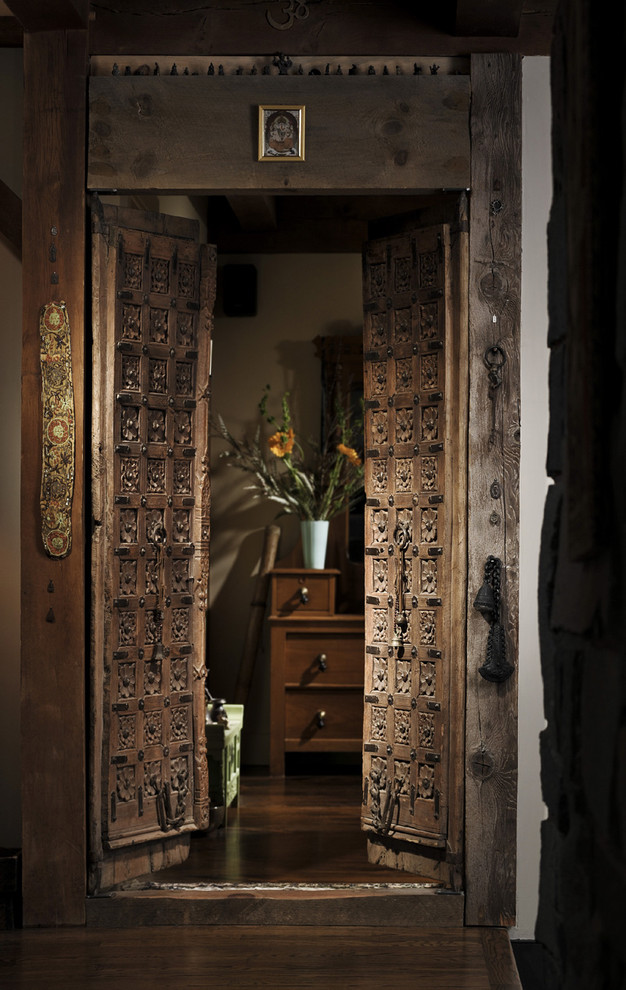 Immagine di una porta d'ingresso etnica con una porta a due ante e una porta marrone