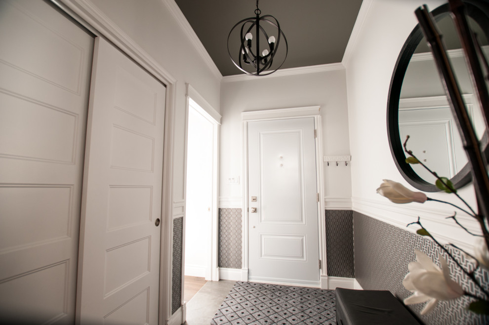 Kleiner Klassischer Eingang mit Korridor, weißer Wandfarbe, Keramikboden, Einzeltür, Haustür aus Metall, grauem Boden und Tapetenwänden in Montreal