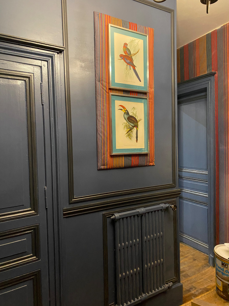 低価格の小さなトラディショナルスタイルのおしゃれな玄関ホール (青い壁、青いドア) の写真