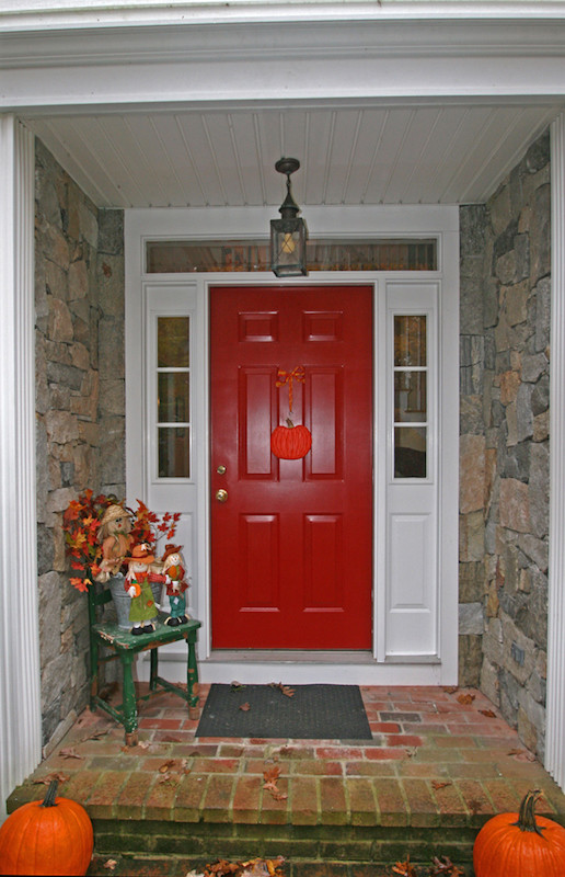 На фото: фойе среднего размера в стиле рустика с одностворчатой входной дверью и красной входной дверью