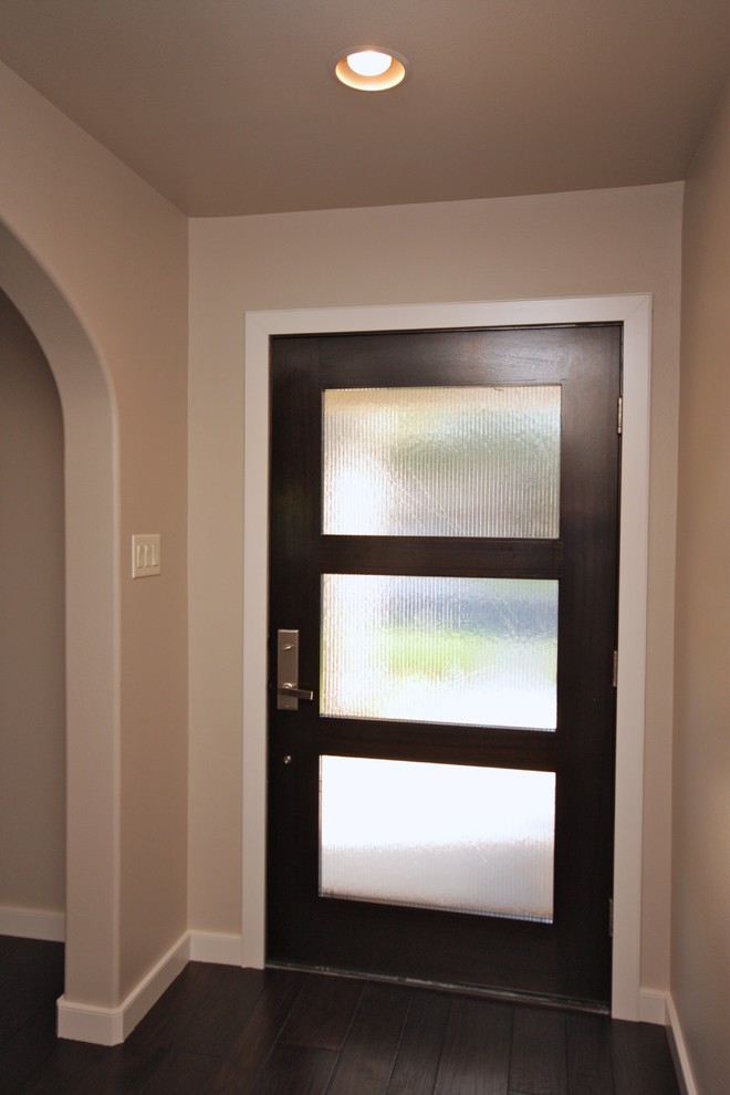Diseño de puerta principal contemporánea de tamaño medio con paredes beige, suelo de madera en tonos medios, puerta simple y puerta marrón