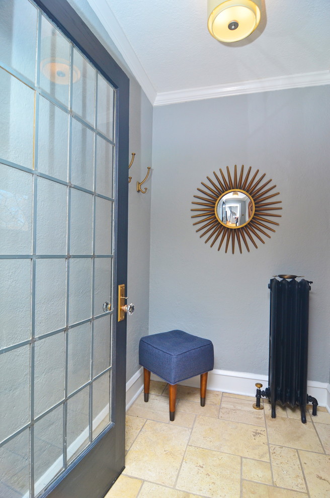 Cette photo montre un petit vestibule chic avec un mur gris, un sol en carrelage de céramique, une porte simple et une porte en bois brun.