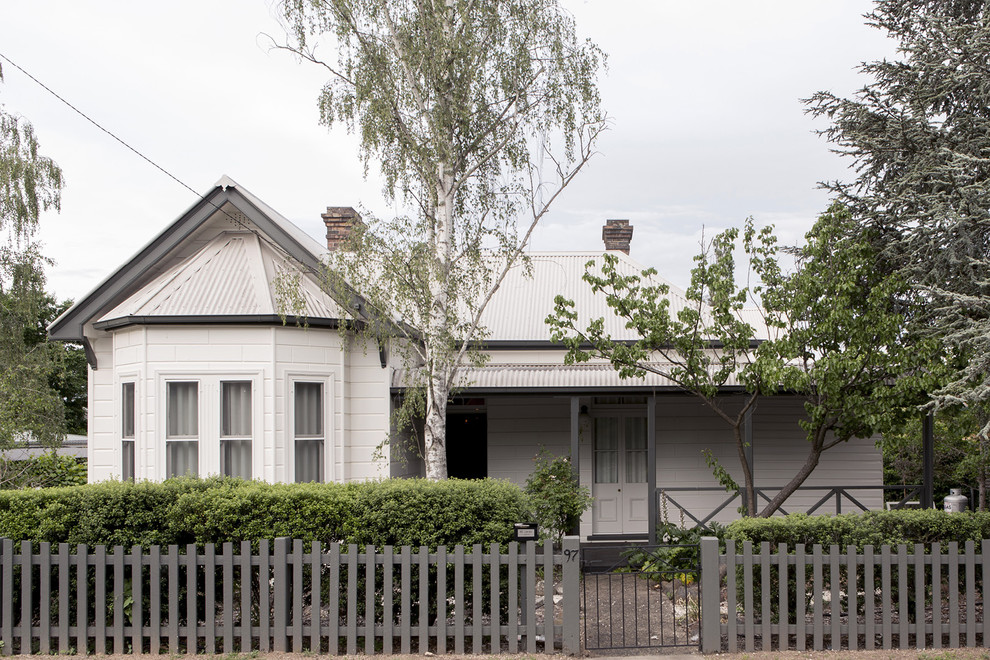 Klassische Haustür mit weißer Wandfarbe in Sydney
