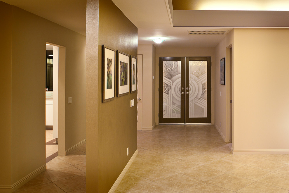 Ejemplo de hall vintage grande con paredes beige, suelo de baldosas de porcelana, puerta doble y puerta de madera oscura