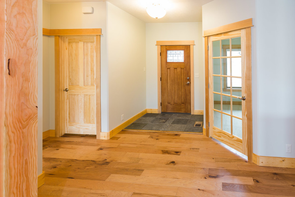 Источник вдохновения для домашнего уюта: входная дверь среднего размера в стиле кантри с полом из сланца, одностворчатой входной дверью и входной дверью из дерева среднего тона