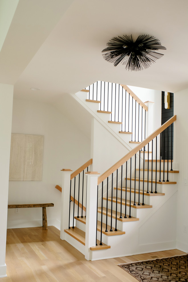 Cette photo montre un escalier tendance avec du lambris de bois.