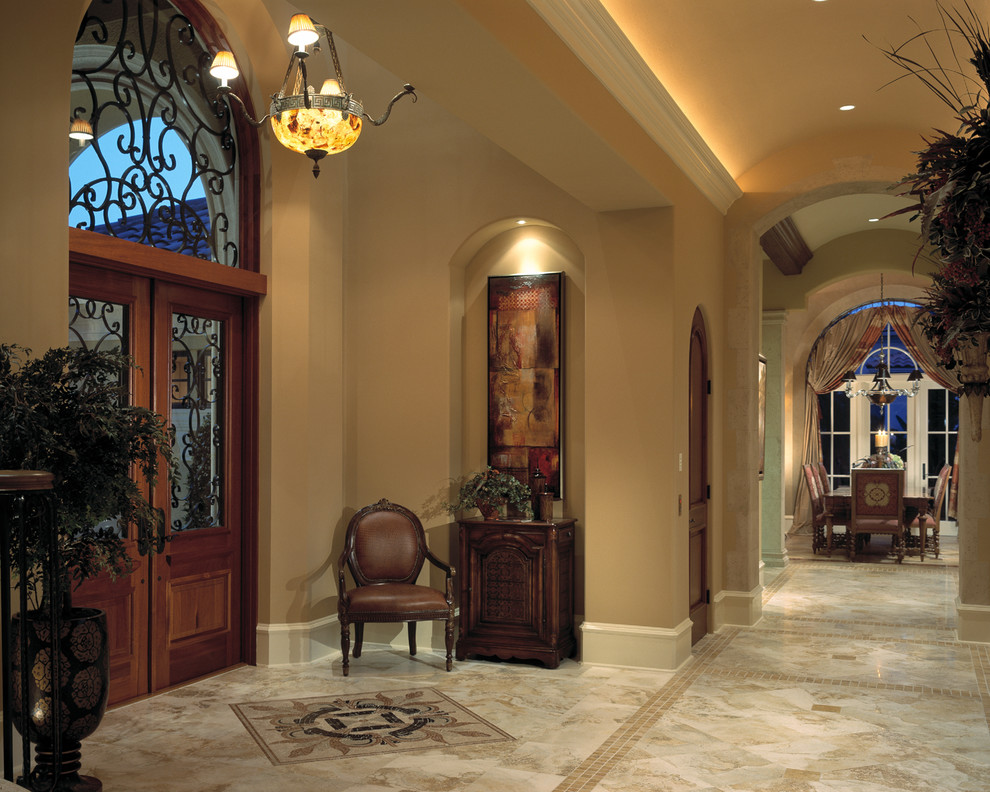 Immagine di una grande porta d'ingresso tradizionale con pareti beige, pavimento con piastrelle in ceramica, una porta a due ante, una porta in legno scuro e pavimento beige