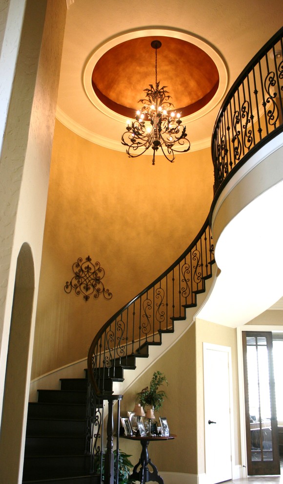 Großes Klassisches Foyer mit beiger Wandfarbe in Sonstige