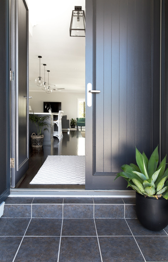 Kleine Moderne Haustür mit grauer Wandfarbe, dunklem Holzboden, Doppeltür und schwarzer Haustür in Gold Coast - Tweed