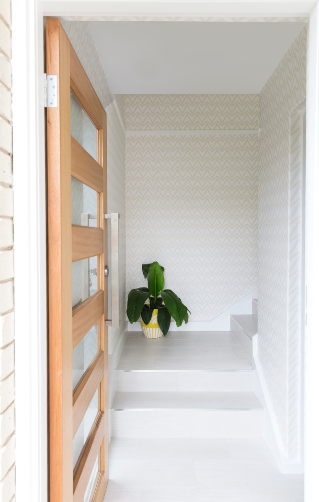 Inspiration för små minimalistiska ingångspartier, med grå väggar, klinkergolv i keramik, en enkeldörr och mellanmörk trädörr