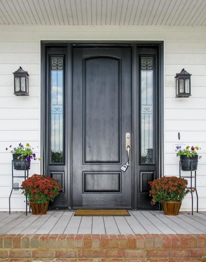 Foto de puerta principal tradicional de tamaño medio con paredes blancas, puerta simple y puerta negra