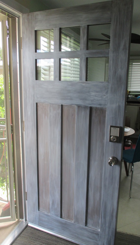 Exemple d'une porte d'entrée nature de taille moyenne avec un mur beige, un sol en carrelage de porcelaine, une porte simple et une porte grise.