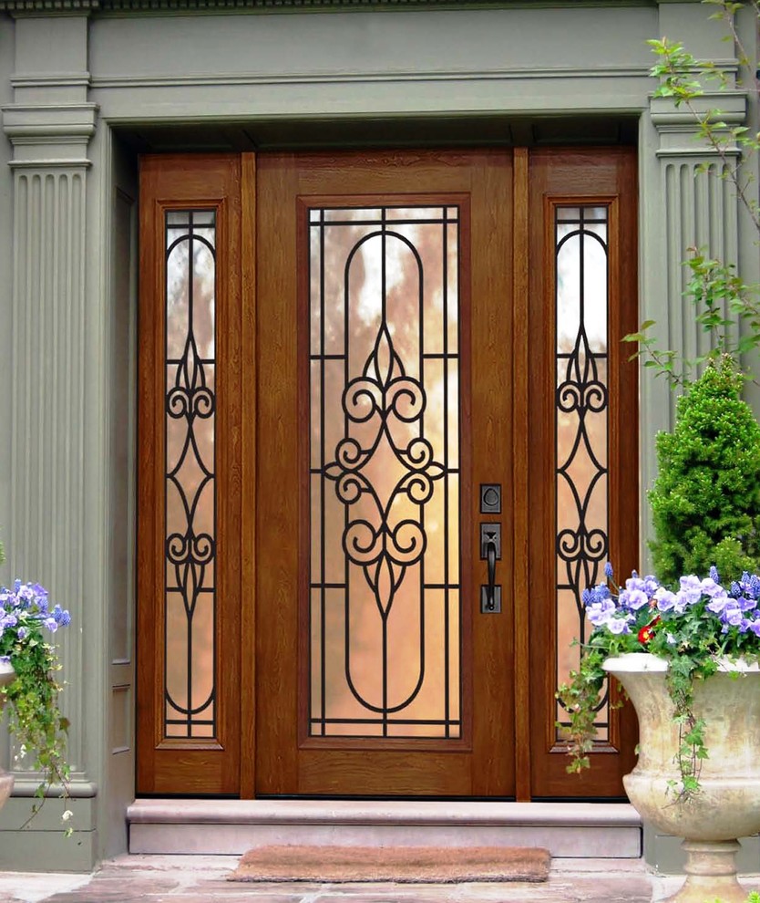 Ispirazione per un ingresso tradizionale di medie dimensioni con pareti verdi, una porta singola e una porta in legno bruno