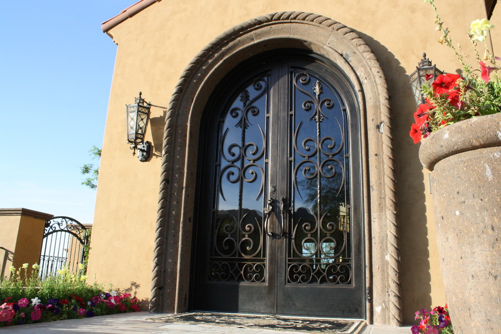 Mittelgroße Mediterrane Haustür mit brauner Wandfarbe, Travertin, Doppeltür, Haustür aus Glas und beigem Boden in Phoenix