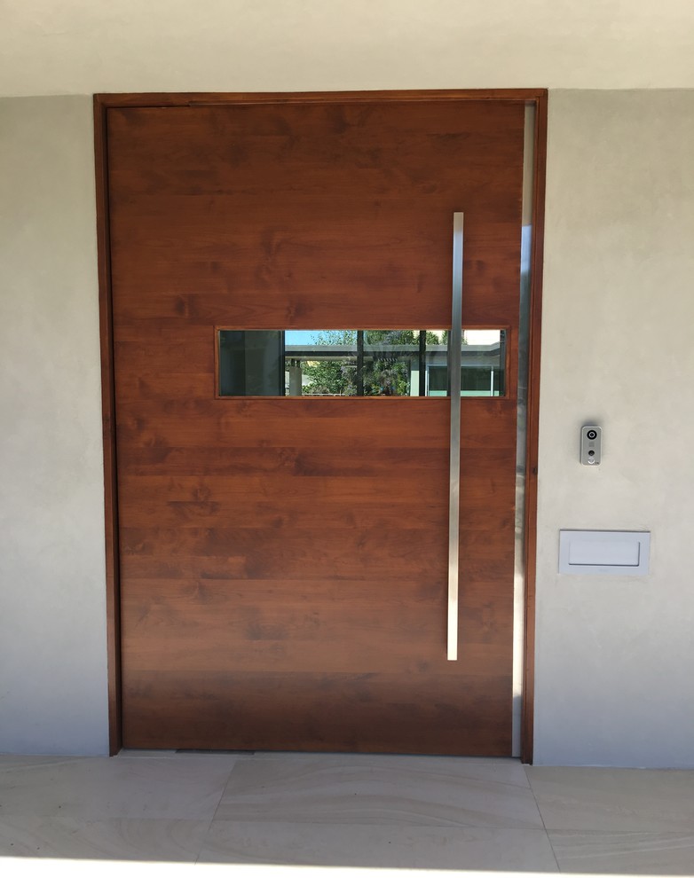 Inspiration pour une grande porte d'entrée design avec une porte hollandaise et une porte en bois brun.