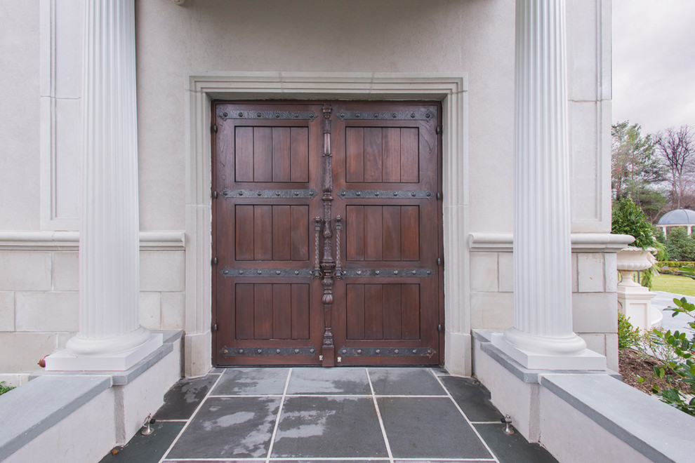 Свежая идея для дизайна: большая входная дверь в стиле кантри с белыми стенами, бетонным полом, голландской входной дверью, коричневой входной дверью и серым полом - отличное фото интерьера